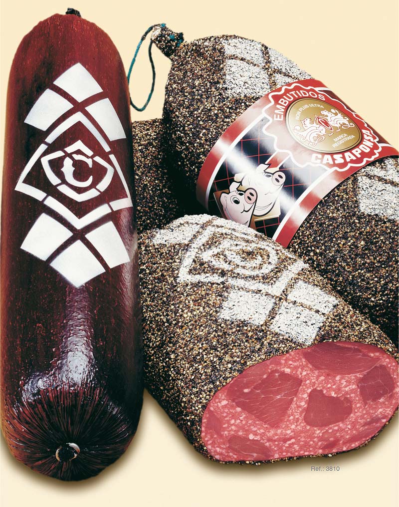 Tunnel-shaped pepper-coated salami with ham